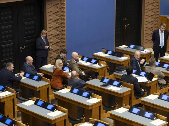 Riigikogu arutas 37 saadiku algatatud umbusaldusavaldust sotsiaalminister Karmen Jollerile.