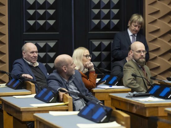 Riigikogu arutas 37 saadiku algatatud umbusaldusavaldust sotsiaalminister Karmen Jollerile.