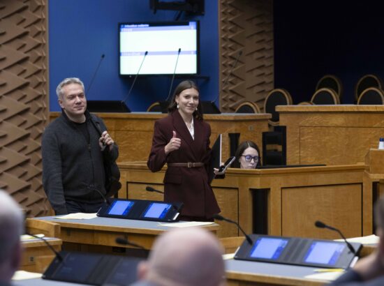 Riigikogu arutas 37 saadiku algatatud umbusaldusavaldust sotsiaalminister Karmen Jollerile.