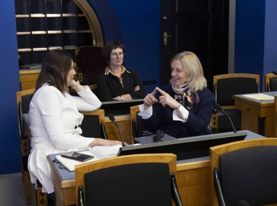 Riigikogu arutas 37 saadiku algatatud umbusaldusavaldust sotsiaalminister Karmen Jollerile.