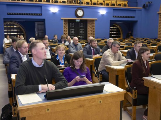 Riigikogu arutas 37 saadiku algatatud umbusaldusavaldust sotsiaalminister Karmen Jollerile.