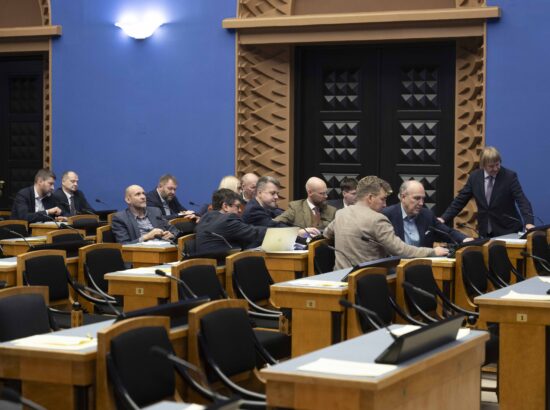 Riigikogu arutas 37 saadiku algatatud umbusaldusavaldust sotsiaalminister Karmen Jollerile.