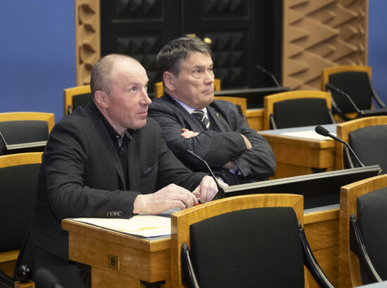 Riigikogu arutas 37 saadiku algatatud umbusaldusavaldust sotsiaalminister Karmen Jollerile.