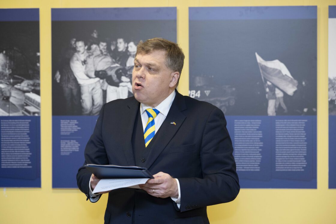 Fotonäituse „Tõotanud mitte taganeda: Leedu vastuseis 1991. aasta Nõukogude agressioonile" avamine.  Avasõnad Riigikogu esimehelt Lauri Hussarilt.