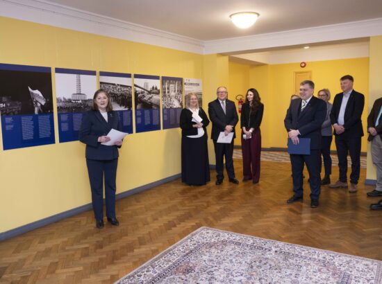 Fotonäituse „Tõotanud mitte taganeda: Leedu vastuseis 1991. aasta Nõukogude agressioonile" avamine. Kõnega esines ka Leedu suursaadik Gitana Skripkaité.