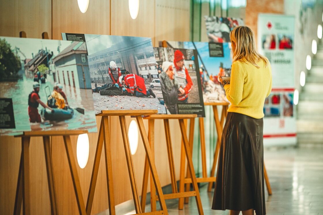 Punase Risti töö Ukrainas. Fotonäitust eksponeeriti viimati Välisministeeriumis.