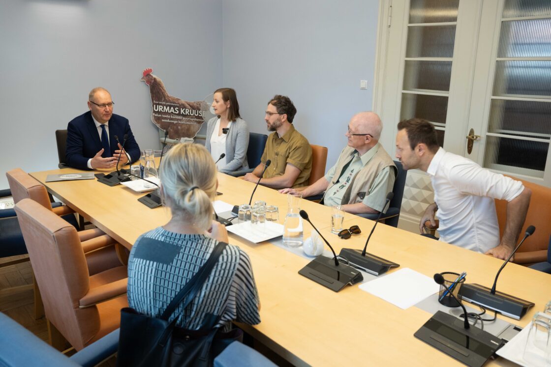 Maaelukomisjoni esimees Urmas Kruuse võttis vastu avaliku pöördumise kanade puurispidamise keelustamise asjus.