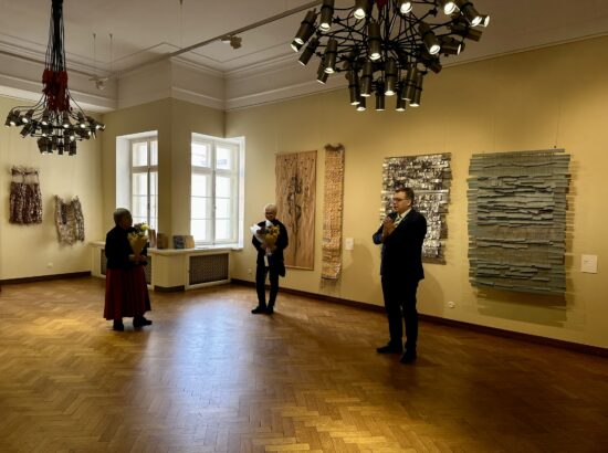 Kadi Pajupuu näituse "Sinane" avamissündmus. Avamisel osales ka Pajupuu õpetaja Anu Raud.