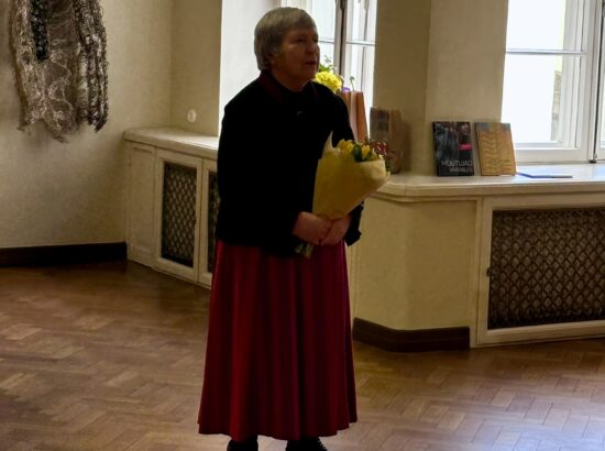 Anu Raud tervitab kunagist õpilast värske isikunäituse avamise puhul.