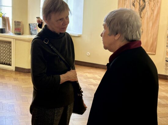 Tekstiilikunstnik Kadi Pajupuu näitus „Sinane“ Riigikogus.