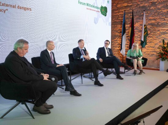 Kesk-Euroopa foorum Riigikogu konverentsisaalis