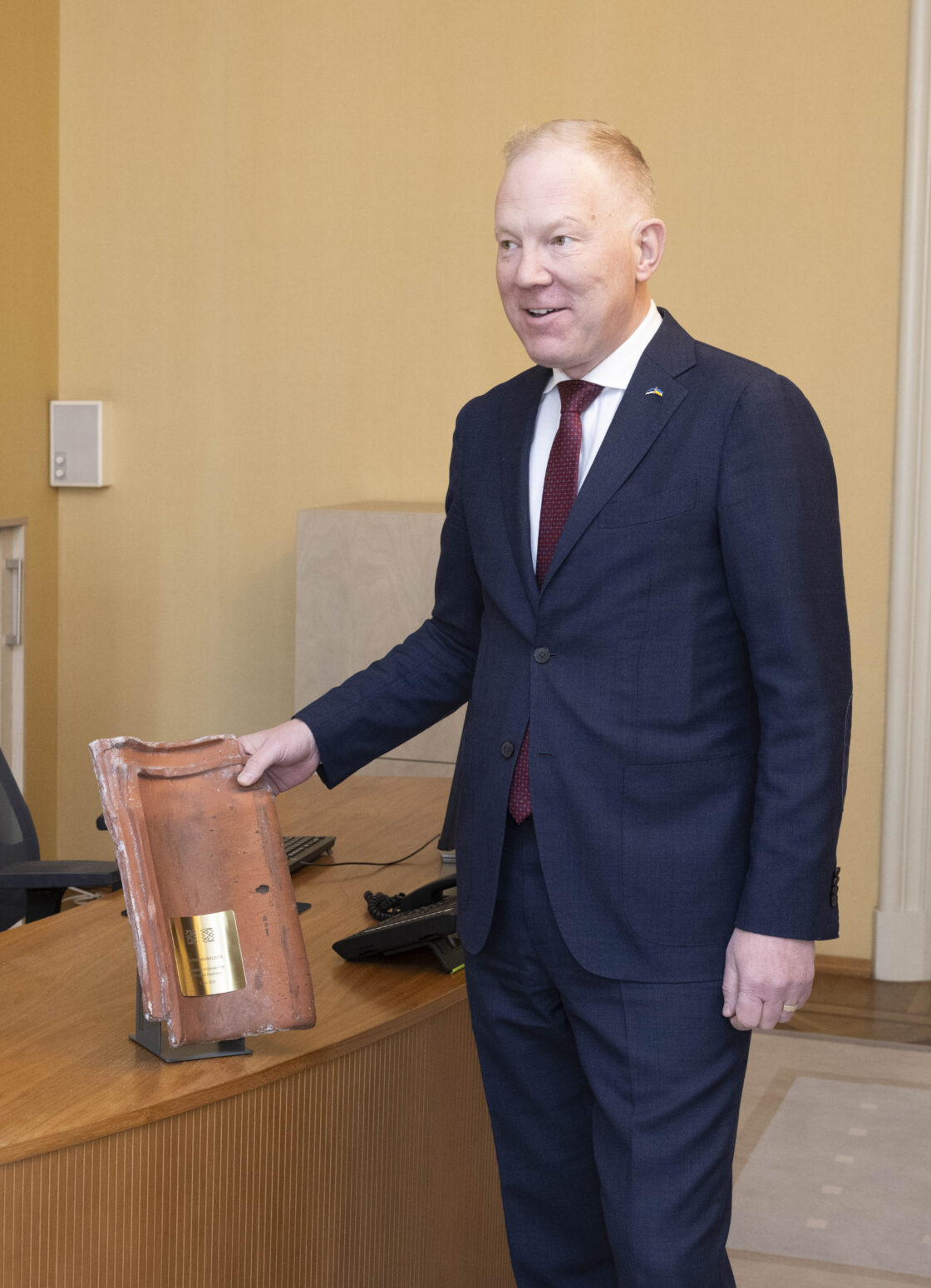 Riigikogu esimees Lauri Hussar andis Marko Mihkelsoni kauaaegseima Riigikogu liikme tunnustuse